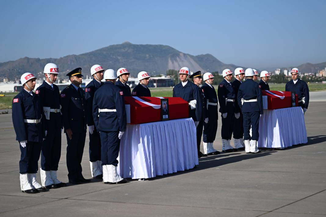 Uçak kazasında şehit olan 2 albay için komutanlıkta tören 25